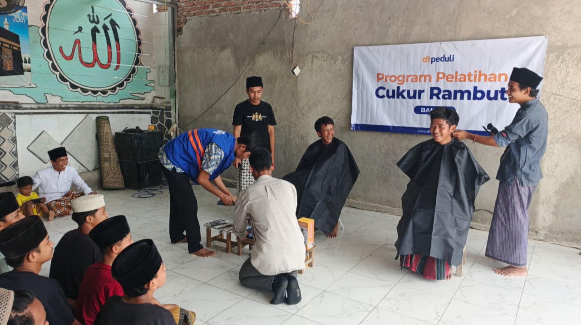DT Peduli Serang Bekali Santri Penghafal Al-Quran dengan Skill Barbershop 