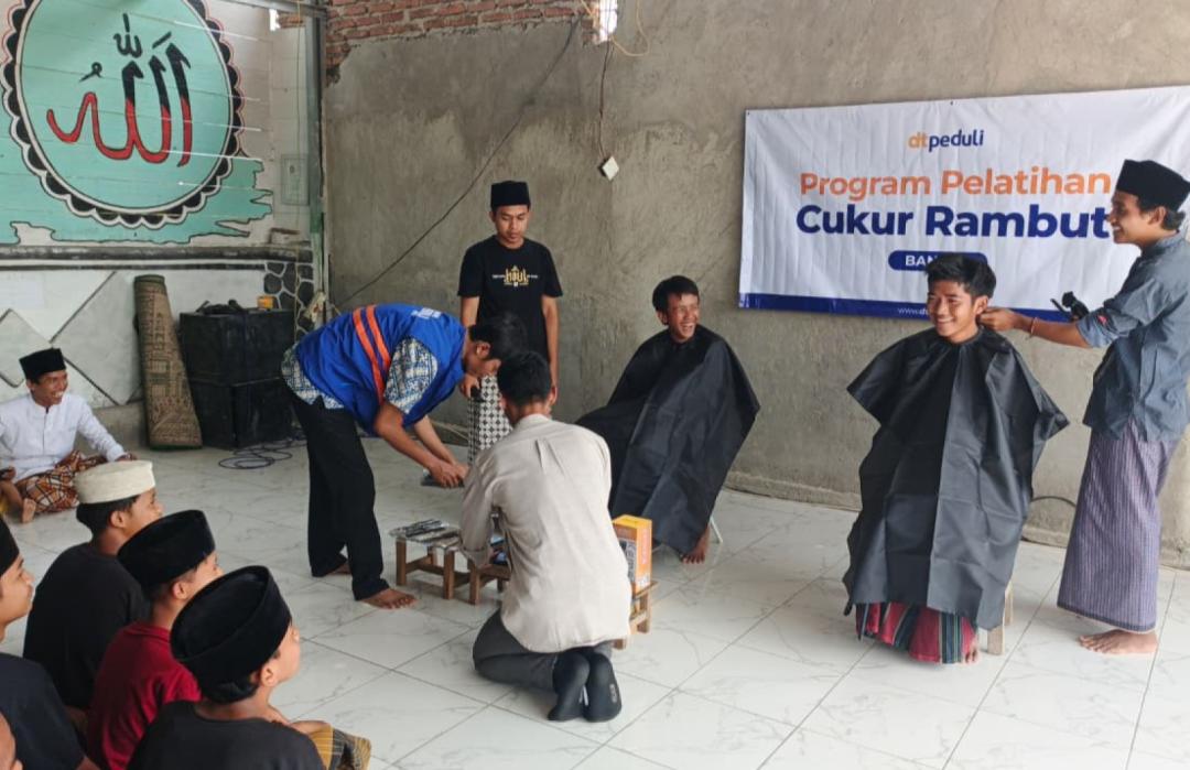 DT Peduli Serang Bekali Santri Penghafal Al-Quran dengan Skill Barbershop 