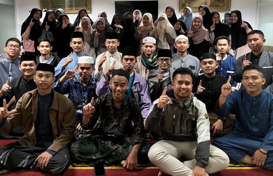 Peringati Hari Santri, Mahasiswa Besma STAI DT Gelar Mahalul Qiyam Penuh Khidmat 