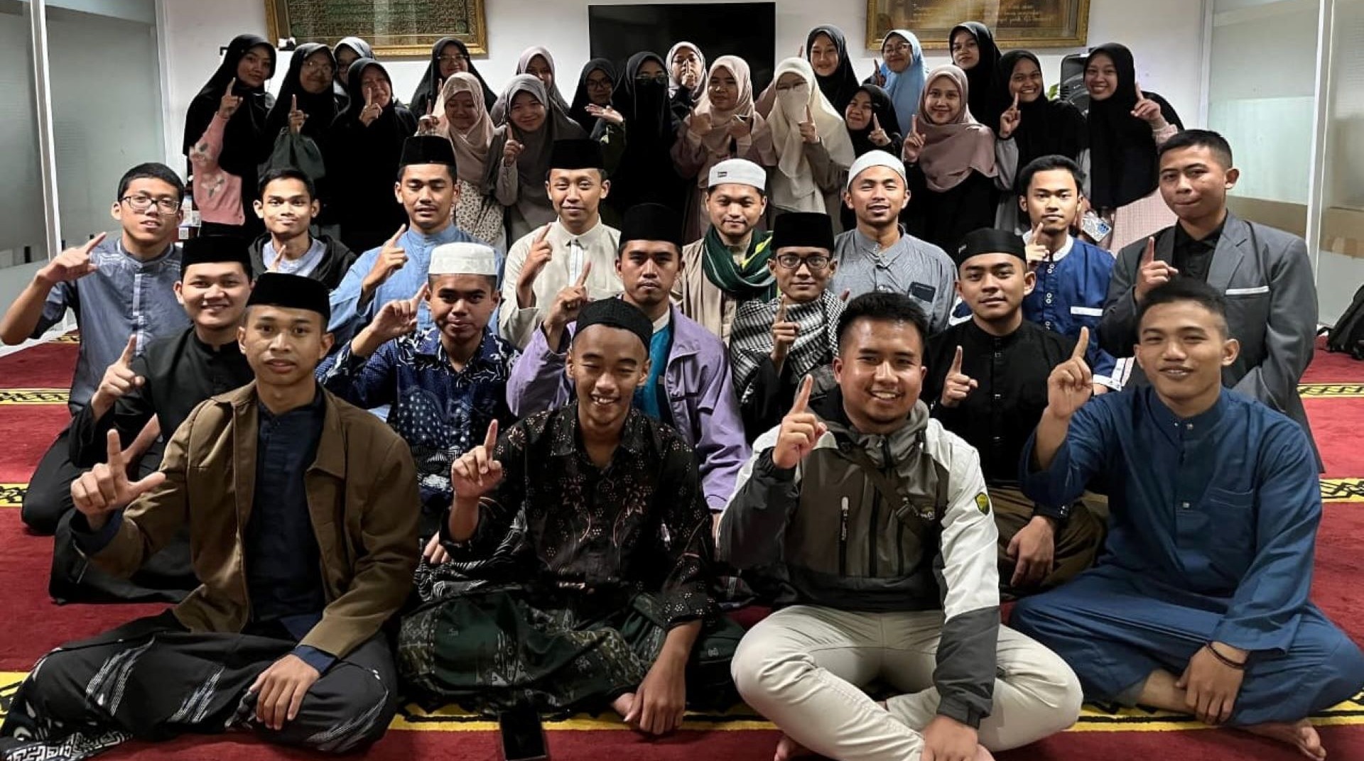 Peringati Hari Santri, Mahasiswa Besma STAI DT Gelar Mahalul Qiyam Penuh Khidmat 