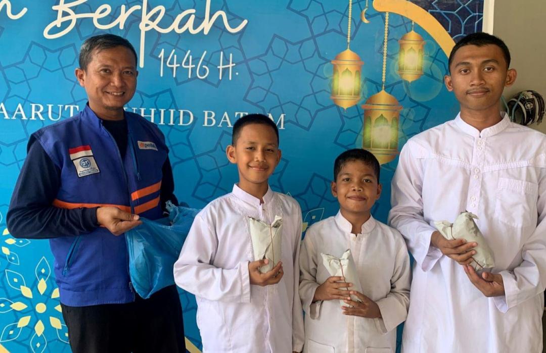 Jumat Berkah, DT Peduli Kepri dan RM Embun Pagi Salurkan Nasi Bungkus 