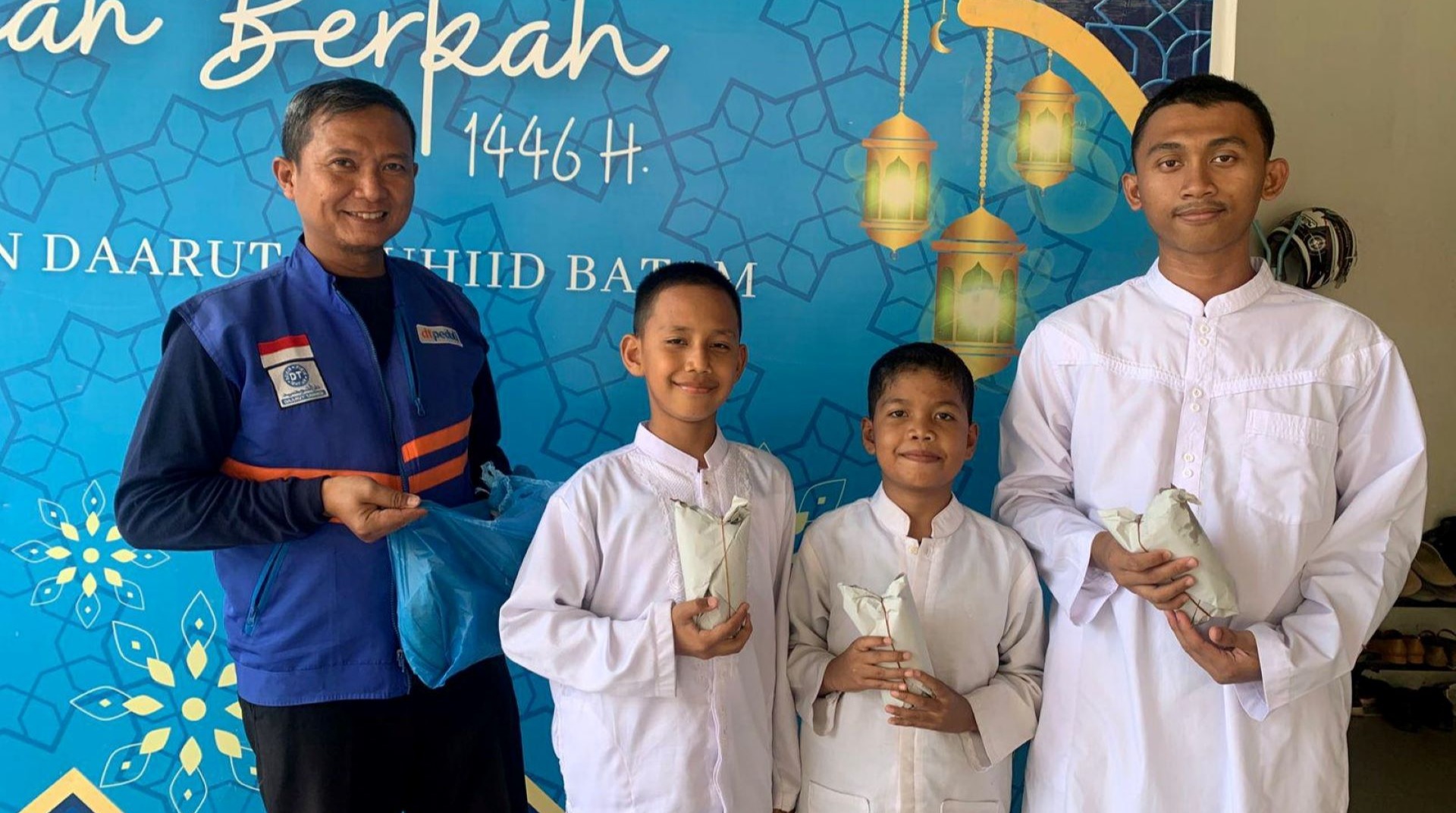 Jumat Berkah, DT Peduli Kepri dan RM Embun Pagi Salurkan Nasi Bungkus 