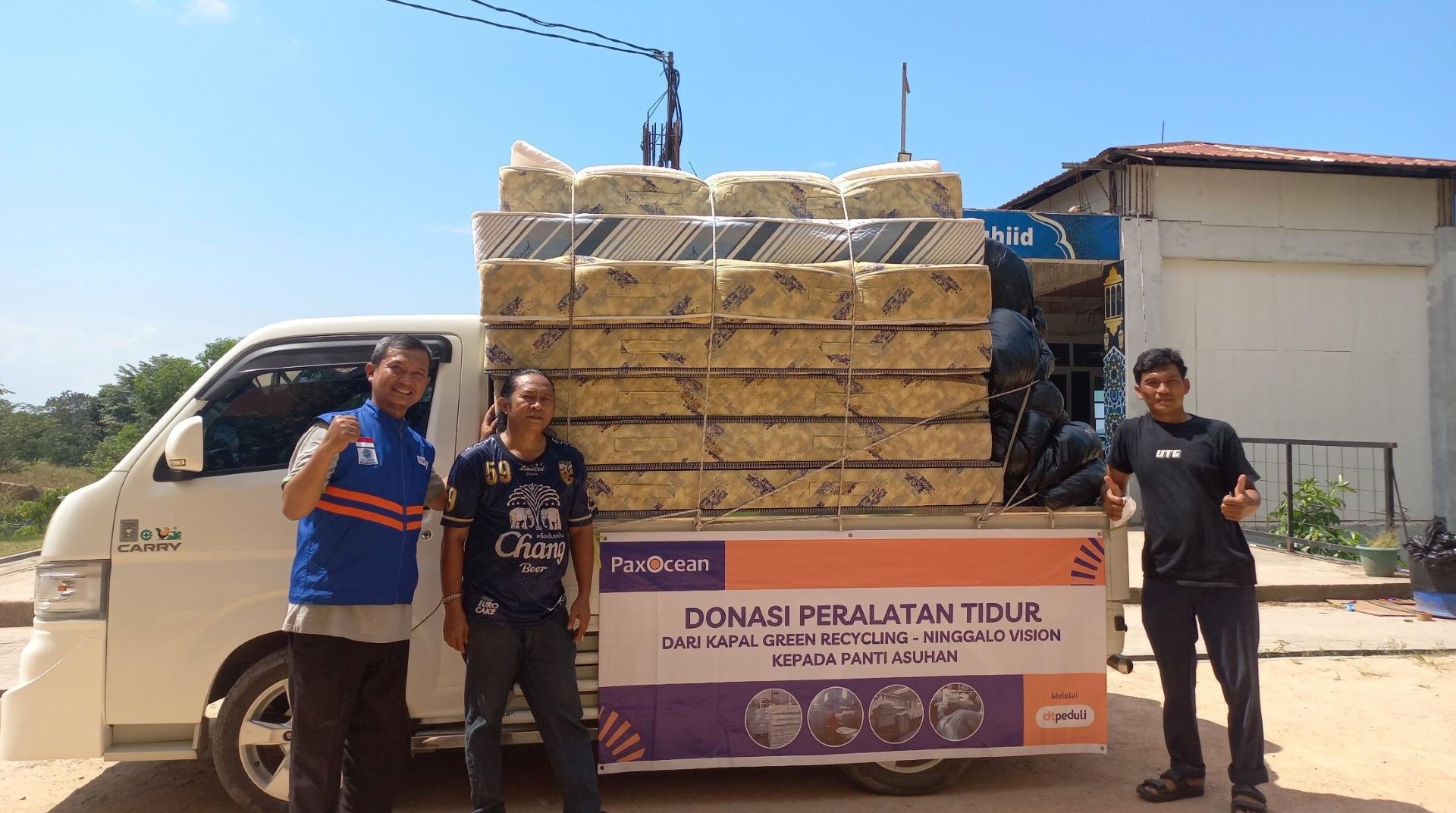 Perkuat Kenyamanan Santri Yatim, DT Peduli Kepri dan PaxOcean Salurkan 30 Kasur dan Perlengkapan Tidur 