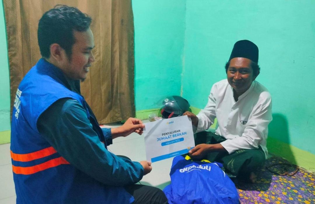 Jumat Berkah, DT Peduli Mataram Bahagiakan Para Pejuang Keluarga  