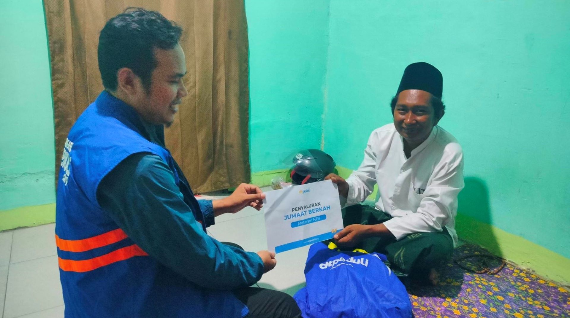 Jumat Berkah, DT Peduli Mataram Bahagiakan Para Pejuang Keluarga  