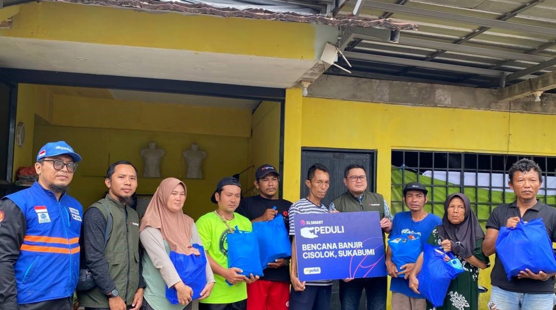 Respon Cepat Pascabanjir, XL SMART dan DT Peduli Salurkan 50 Paket Sembako untuk Warga Cisolok Sukabumi 