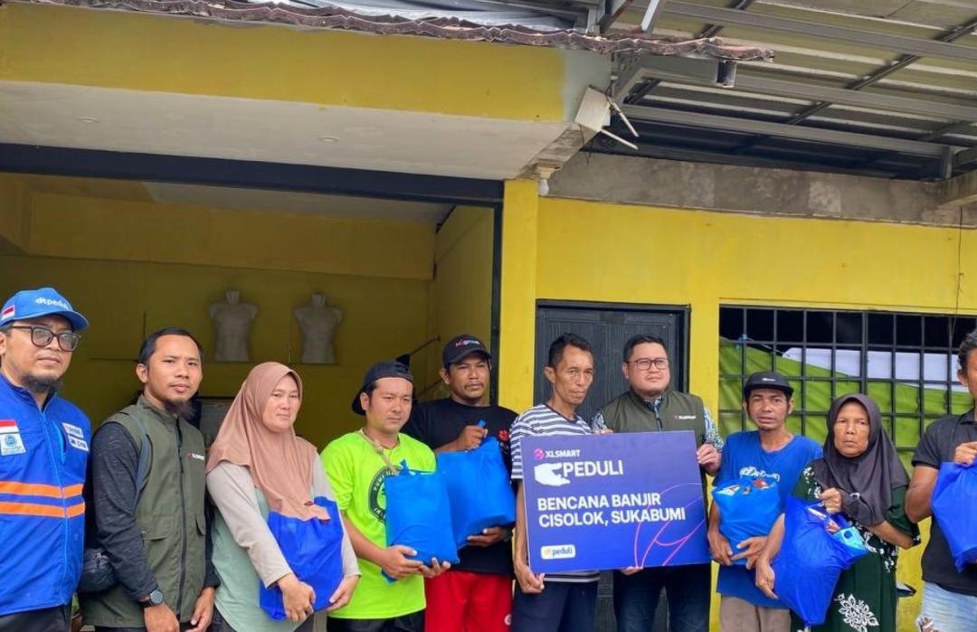 Respon Cepat Pascabanjir, XL SMART dan DT Peduli Salurkan 50 Paket Sembako untuk Warga Cisolok Sukabumi 