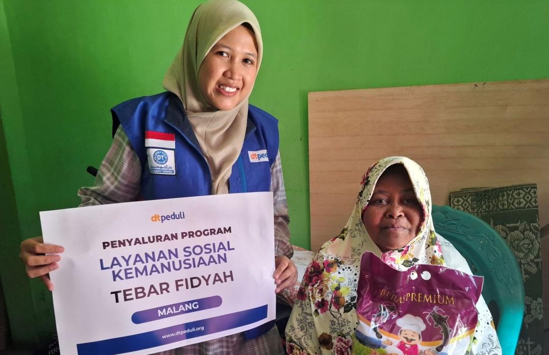 Bawa Senyum Harapan, DT Peduli Malang Salurkan Fidyah untuk Lansia Dhuafa di Desa Bedali 