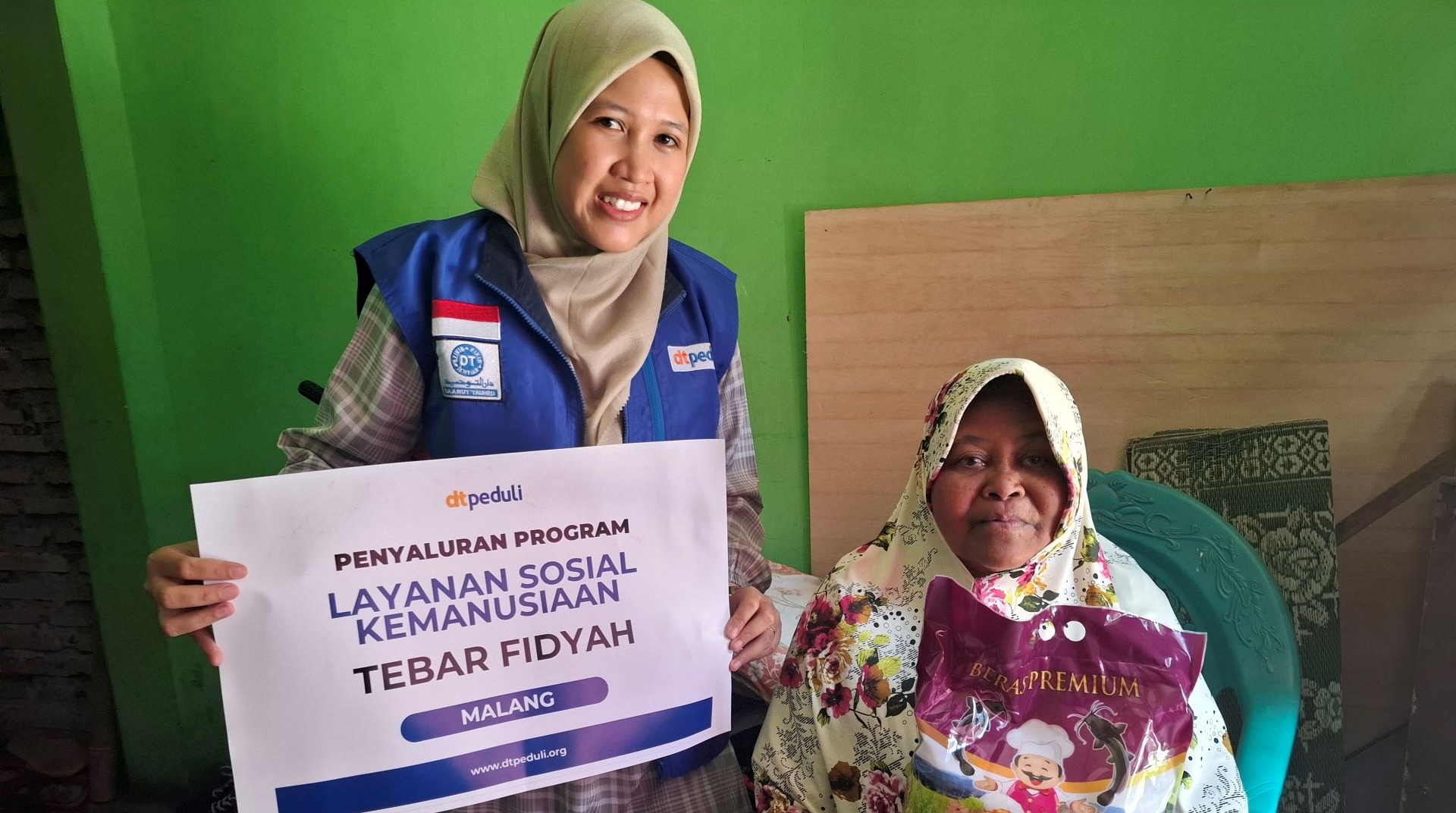 Bawa Senyum Harapan, DT Peduli Malang Salurkan Fidyah untuk Lansia Dhuafa di Desa Bedali 