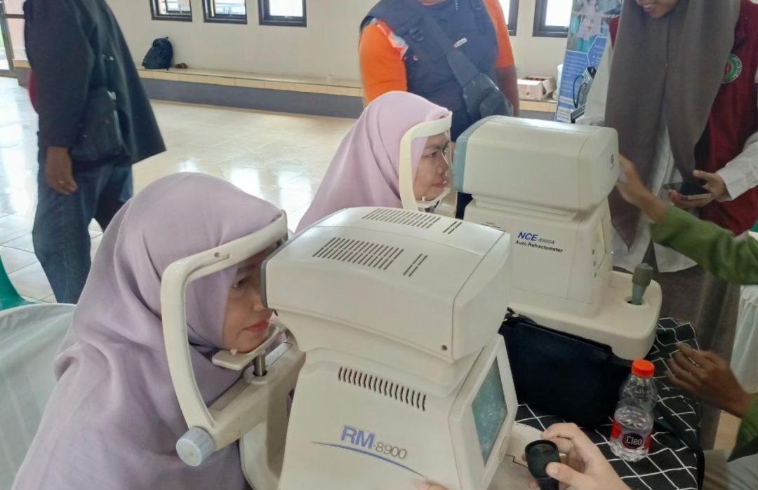Peringati World Sight Day, IROPIN dan DT Peduli Tasikmalaya Beri Layanan dan Kacamata Gratis untuk 100 Warga 