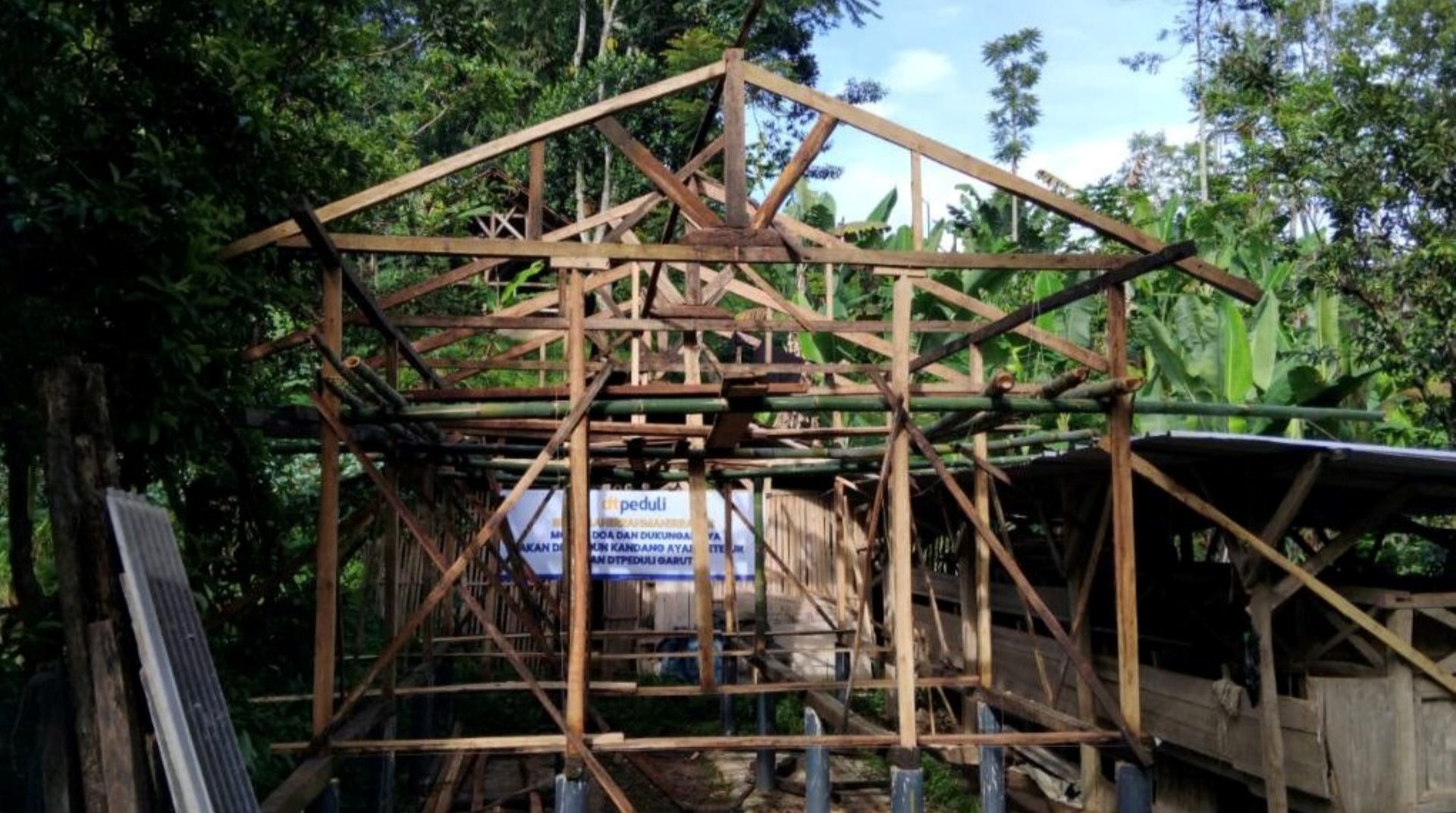 Perkuat Ekonomi Pendidik, DT Peduli Garut Sinergi dengan LAZ Star Energi Bangun Kandang Ayam Petelur untuk Asatidz 