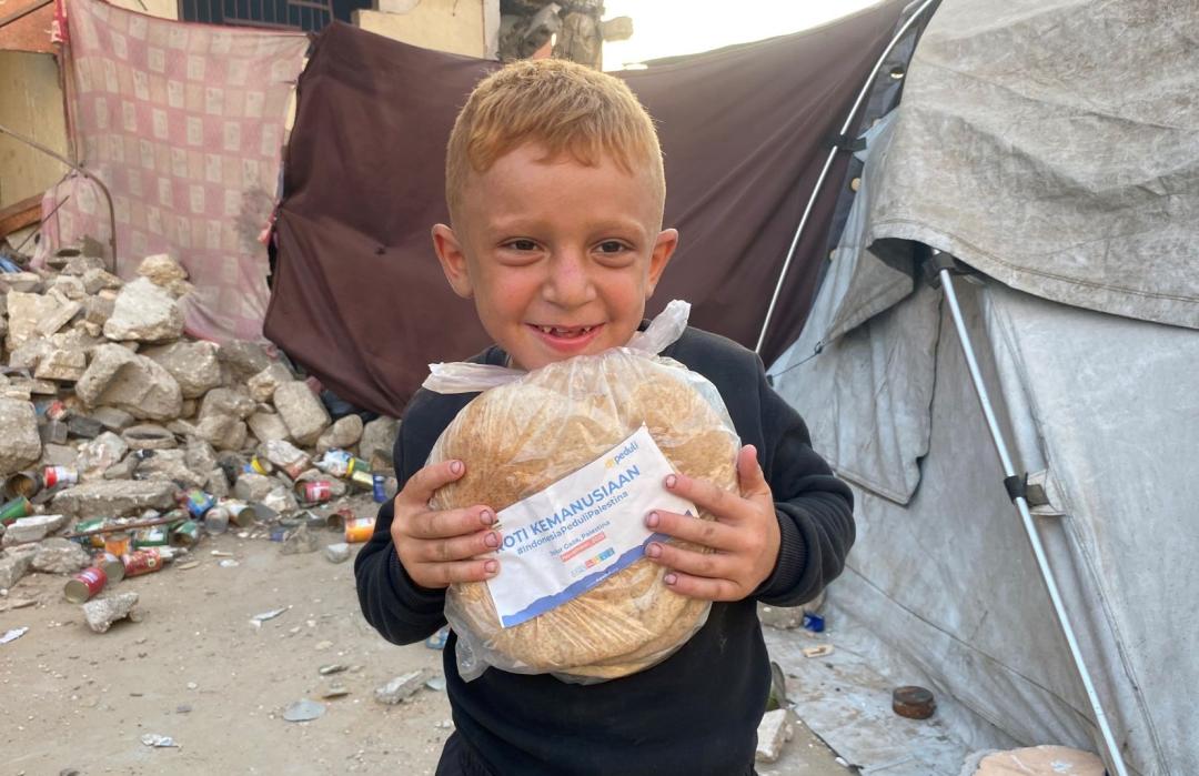 Gaza Hadapi Kelaparan Ekstrem, DT Peduli Salurkan 2.250 Roti Kemanusiaan 