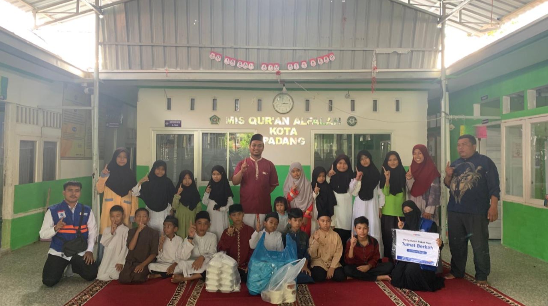 DT Peduli Sumbar Salurkan 40 Porsi Nasi Jumat Berkah untuk Santri di Kota Padang