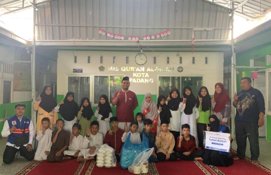 DT Peduli Sumbar Salurkan 40 Porsi Nasi Jumat Berkah untuk Santri di Kota Padang