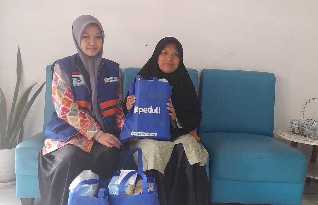 DT Peduli Cianjur Salurkan Bantuan Pasca Melahirkan untuk Ibu Tati Fatimah di Cianjur