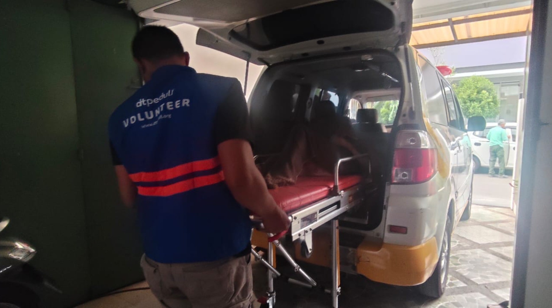 Ambulans DT Peduli Bandung Antar Pasien Fraktur dengan Pelayanan Cepat dan Aman