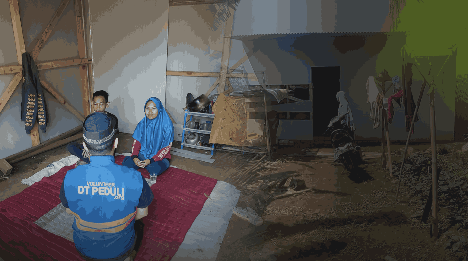 Pilu! Tidur Beralaskan Tanah, Keluarga Bu Lilis Rindukan Hunian yang Layak untuk Berteduh