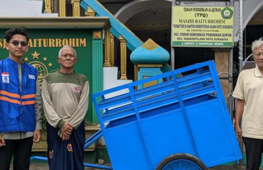 DT Peduli Jatim Salurkan Gerobak Sampah Baru untuk Petugas Kebersihan di Surabaya