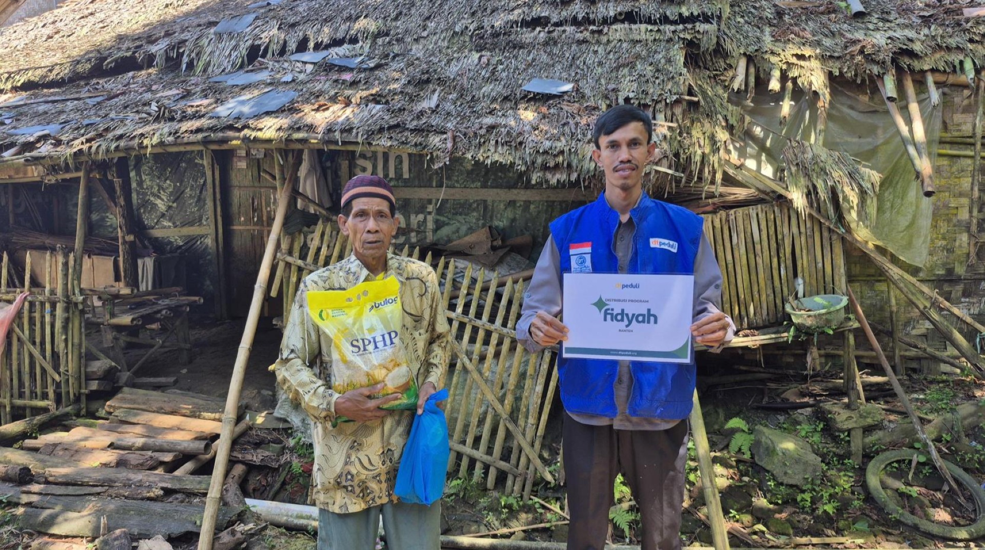 DT Peduli Serang Distribusikan Beras Fidyah untuk Warga Patia dan Ponpes Darul Amanah