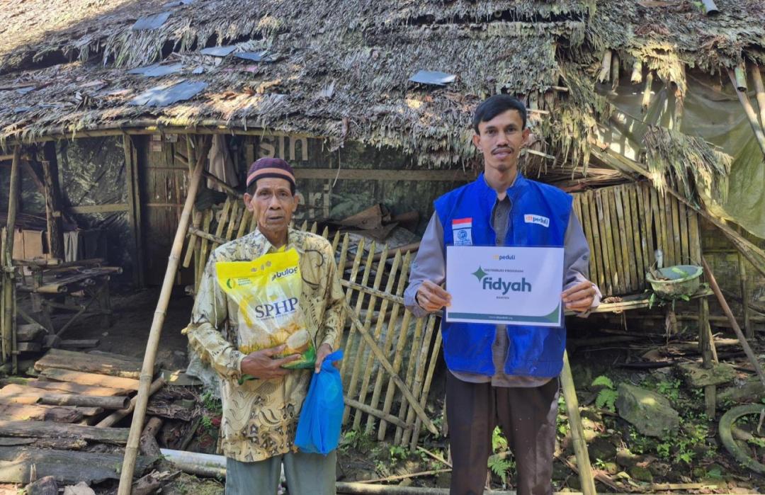 DT Peduli Serang Distribusikan Beras Fidyah untuk Warga Patia dan Ponpes Darul Amanah