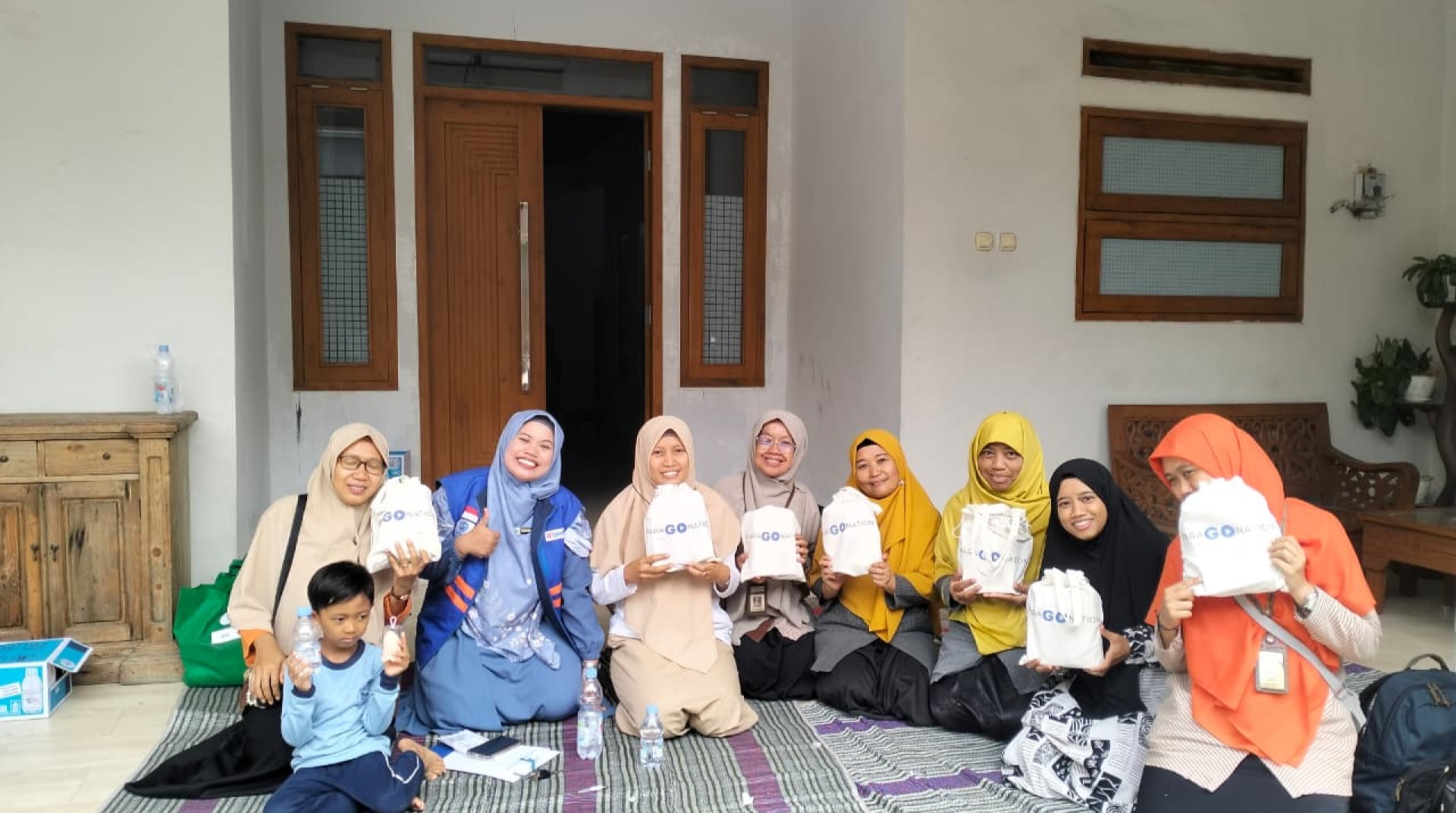 Jelang Hari Guru, PT Paragon dan DT Peduli Jateng Hadiahkan Paket Make Up untuk Guru SLB Semarang