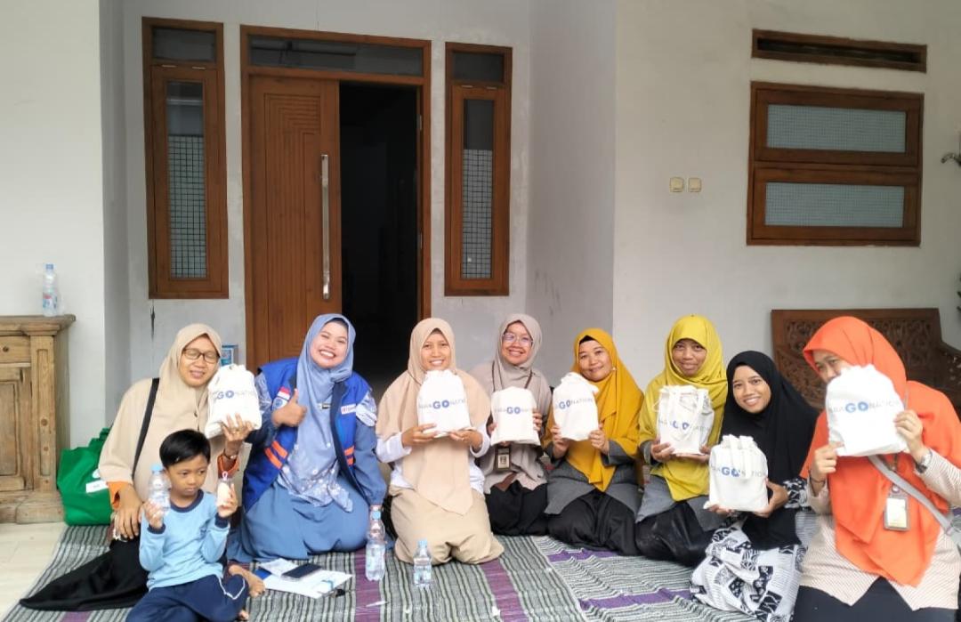 Jelang Hari Guru, PT Paragon dan DT Peduli Jateng Hadiahkan Paket Make Up untuk Guru SLB Semarang