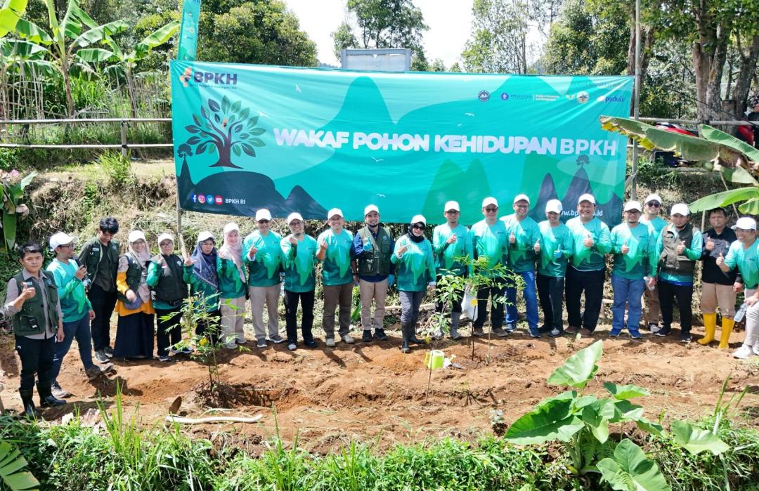 Realisasikan Model Wakaf Hijau, BPKH Tanam 2.500 Pohon di Hari Pohon Sedunia 