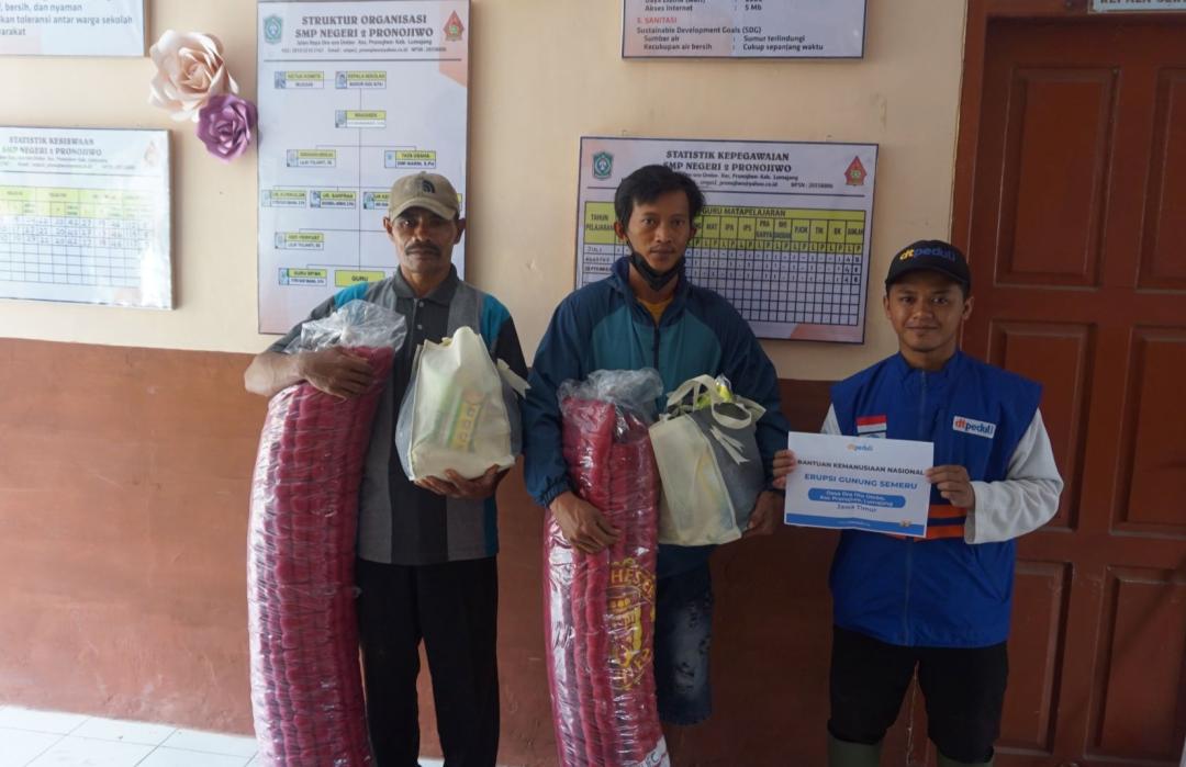Status Semeru Naik ‘Awas’, DT Peduli Salurkan Bantuan Darurat dan Alas Tidur untuk 807 Pengungsi Lumajang 