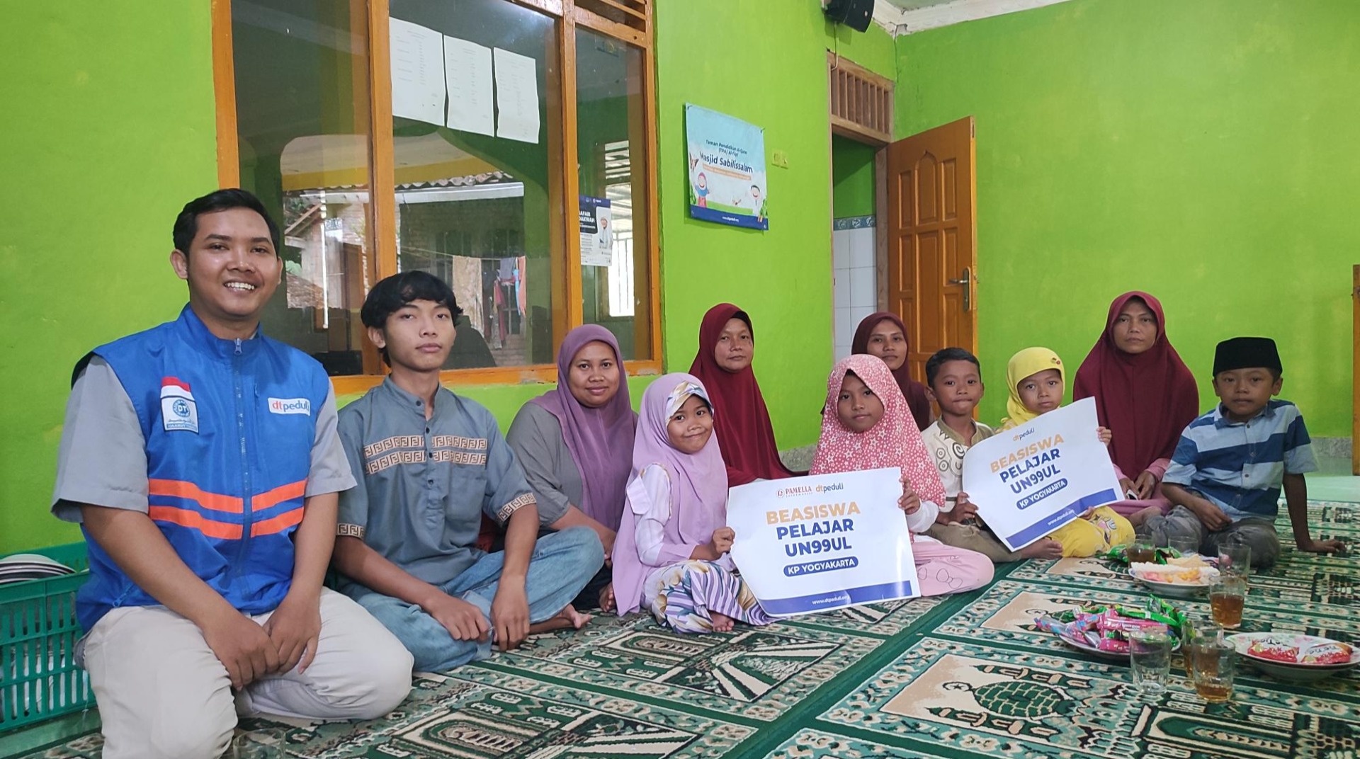 DT Peduli Yogyakarta dan Pamella Swalayan Salurkan Beasiswa Pendidikan untuk Pelajar Kampung Unggul Puser