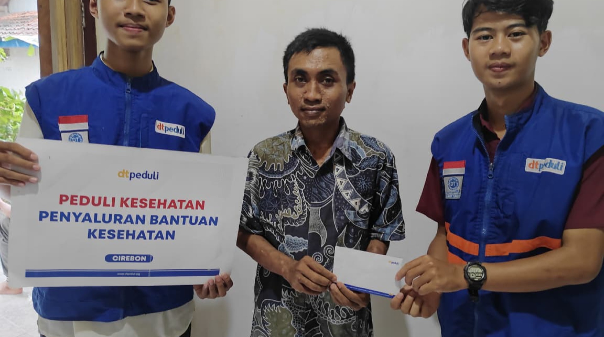 DT Peduli Cirebon Salurkan Bantuan Kesehatan untuk Fathurrohman
