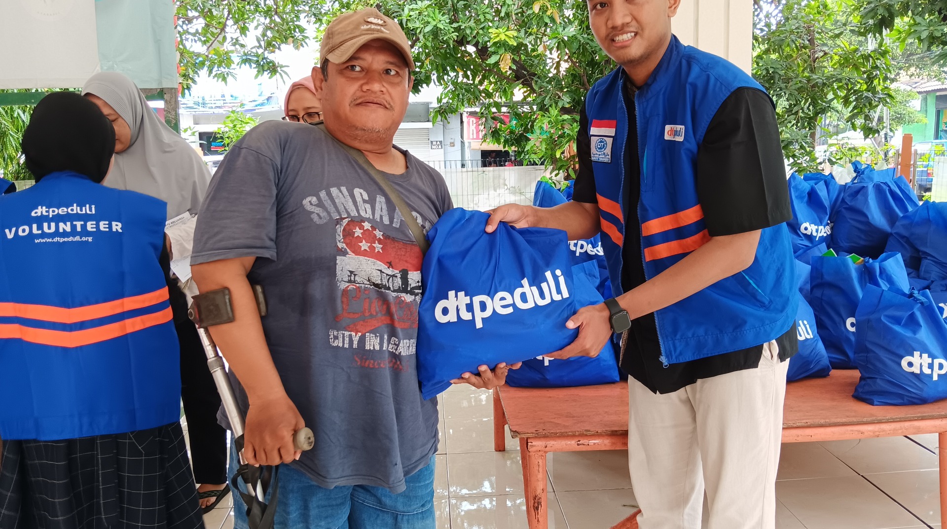 DT Peduli Surabaya Salurkan Bantuan Sembako dan Santunan untuk Warga Menanggal