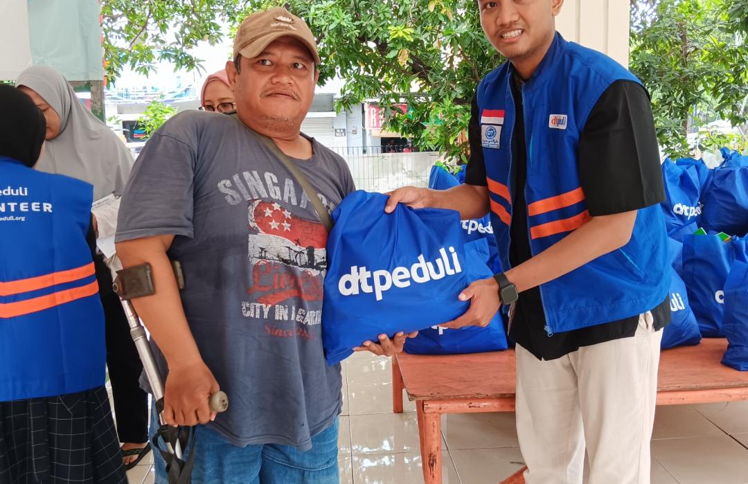 DT Peduli Surabaya Salurkan Bantuan Sembako dan Santunan untuk Warga Menanggal