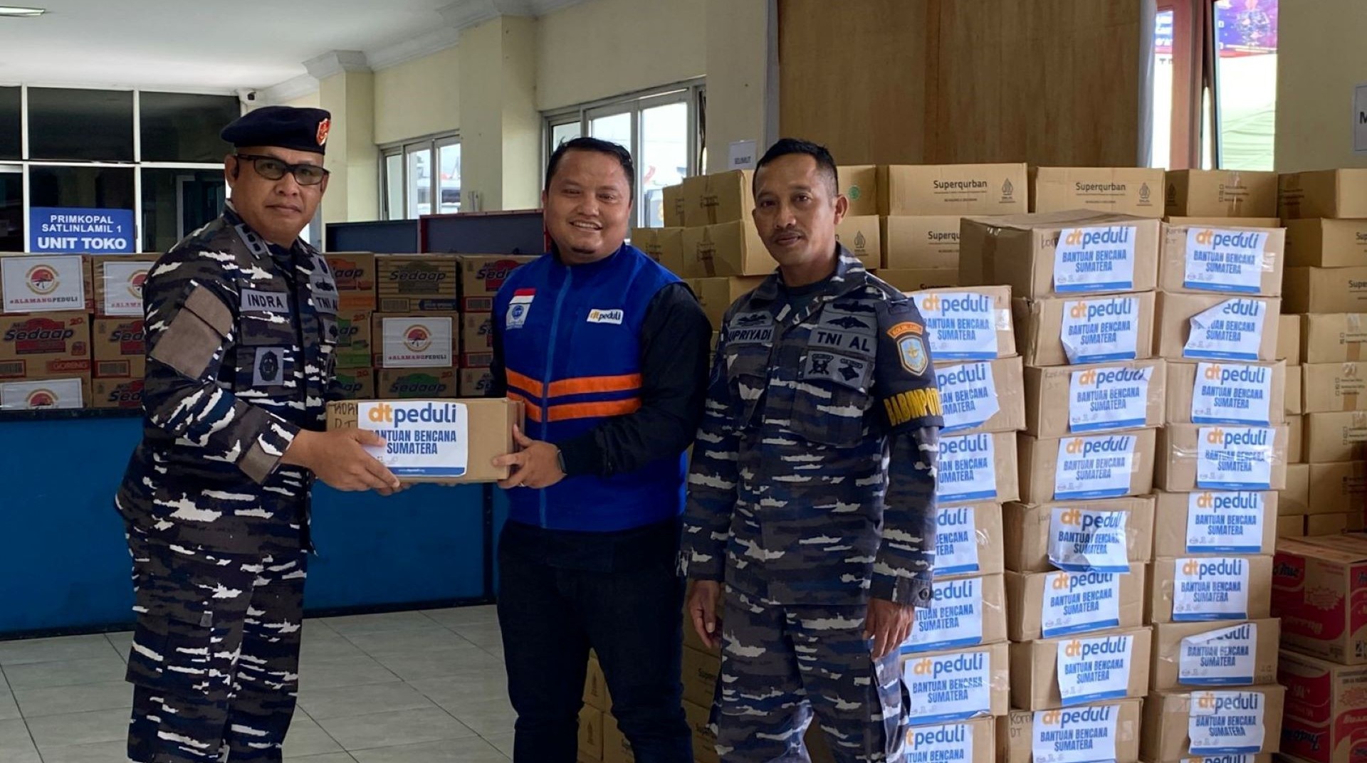 Giat Kolaborasi FOZ–TNI AL, DT Peduli Salurkan Bantuan Tahap Pertama untuk Korban Banjir Bandang Sumatra 