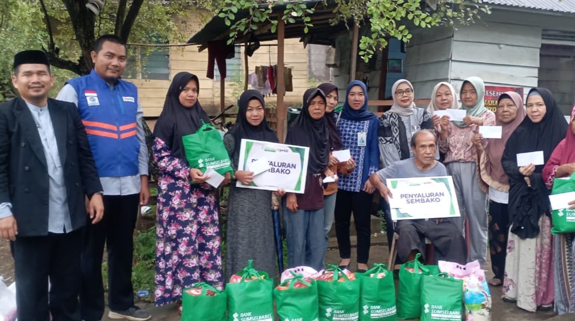 Bank Sumsel Babel Syariah dan DT Peduli Sumsel Salurkan 30 Paket Sembako di Tiga Titik Palembang