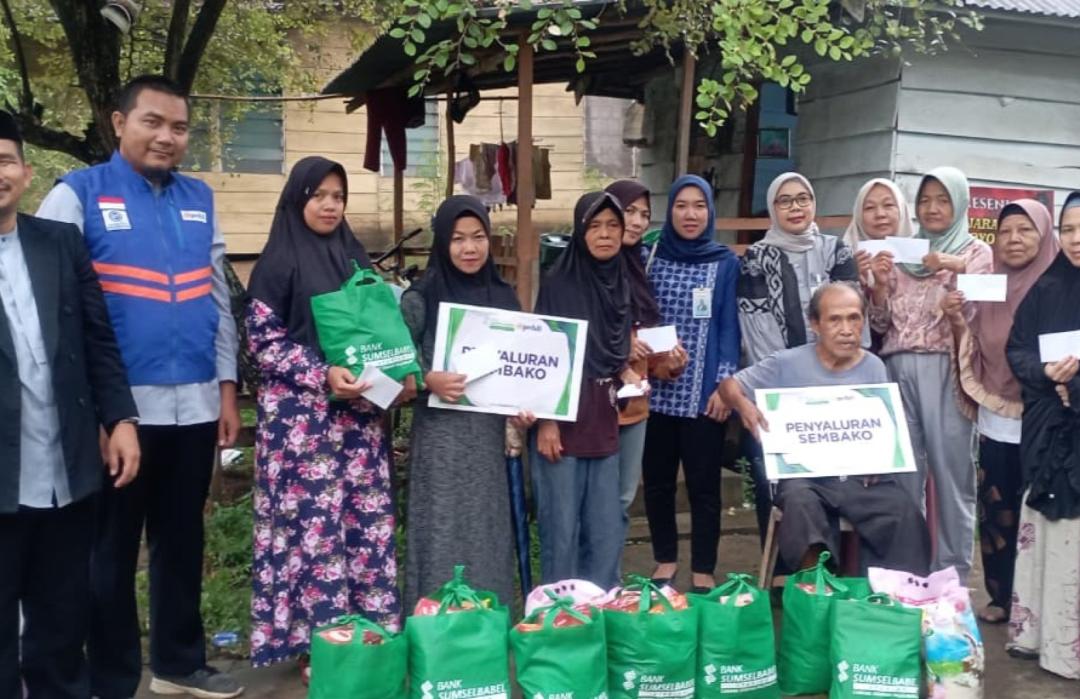 Bank Sumsel Babel Syariah dan DT Peduli Sumsel Salurkan 30 Paket Sembako di Tiga Titik Palembang