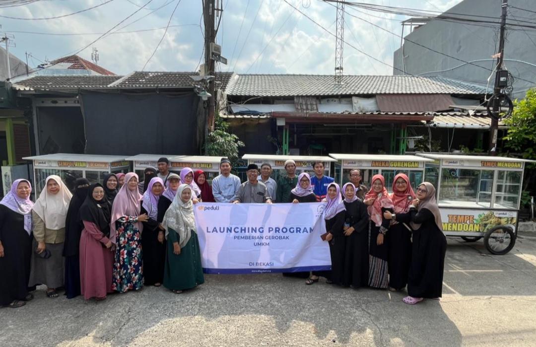 DT Peduli Bekasi dan DKM Al-Istiqomah PT Epson Salurkan 5 Gerobak Usaha untuk Penguatan UMKM