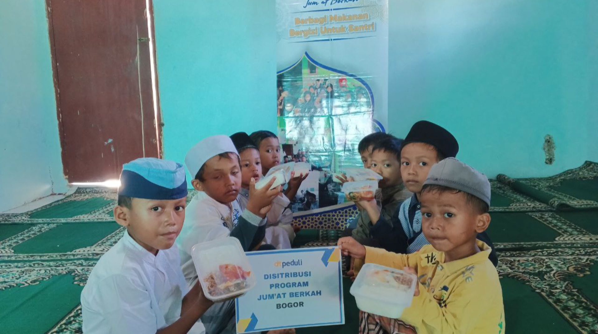 Program Jumat Berkah, DT Peduli Bogor Bagikan 360 Paket Nasi untuk Santri