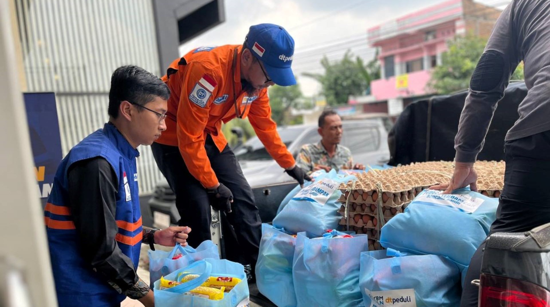 Bawa Bantuan Darurat, Empat Armada DT Peduli Tempuh 20 Jam Perjalanan Menuju Penyintas Banjir dan Longsor Sibolga 