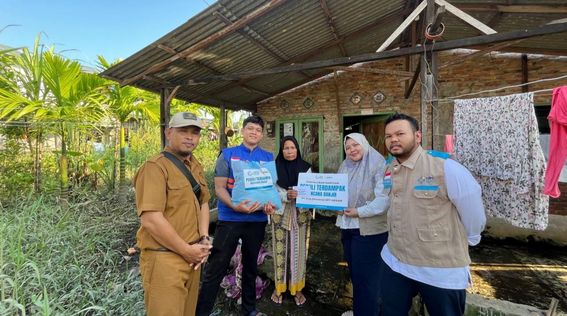 Genangan Belum Surut, DT Peduli dan YBM PLN Salurkan 100 Paket Sembako untuk Warga Terdampak Banjir Belawan 