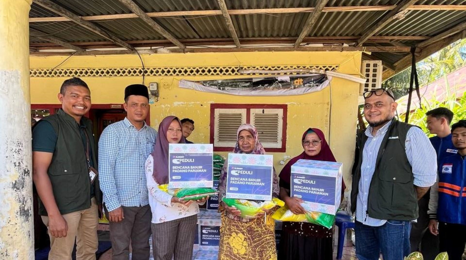 Akses Terputus 2 Hari, DT Peduli dan XL Smart Salurkan 76 Paket Sembako ke Warga Seulayat 