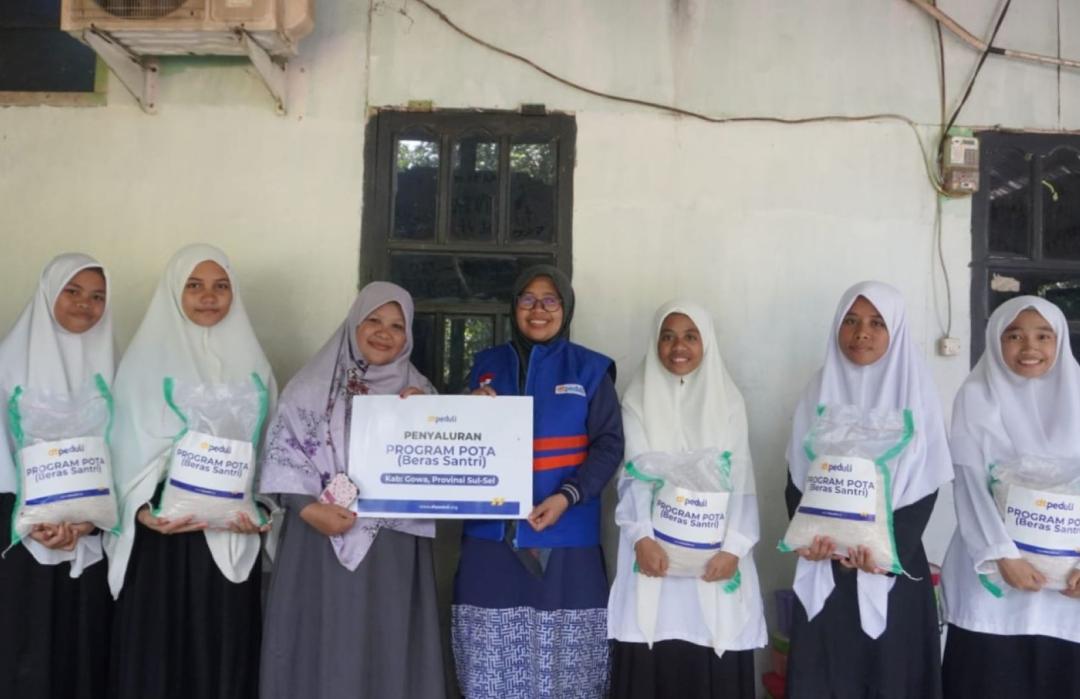 Dukungan Orang Tua Asuh, DT Peduli Sulsel Salurkan 280 Kilogram Beras untuk Santri Ponpes Darul Istiqomah Gowa 