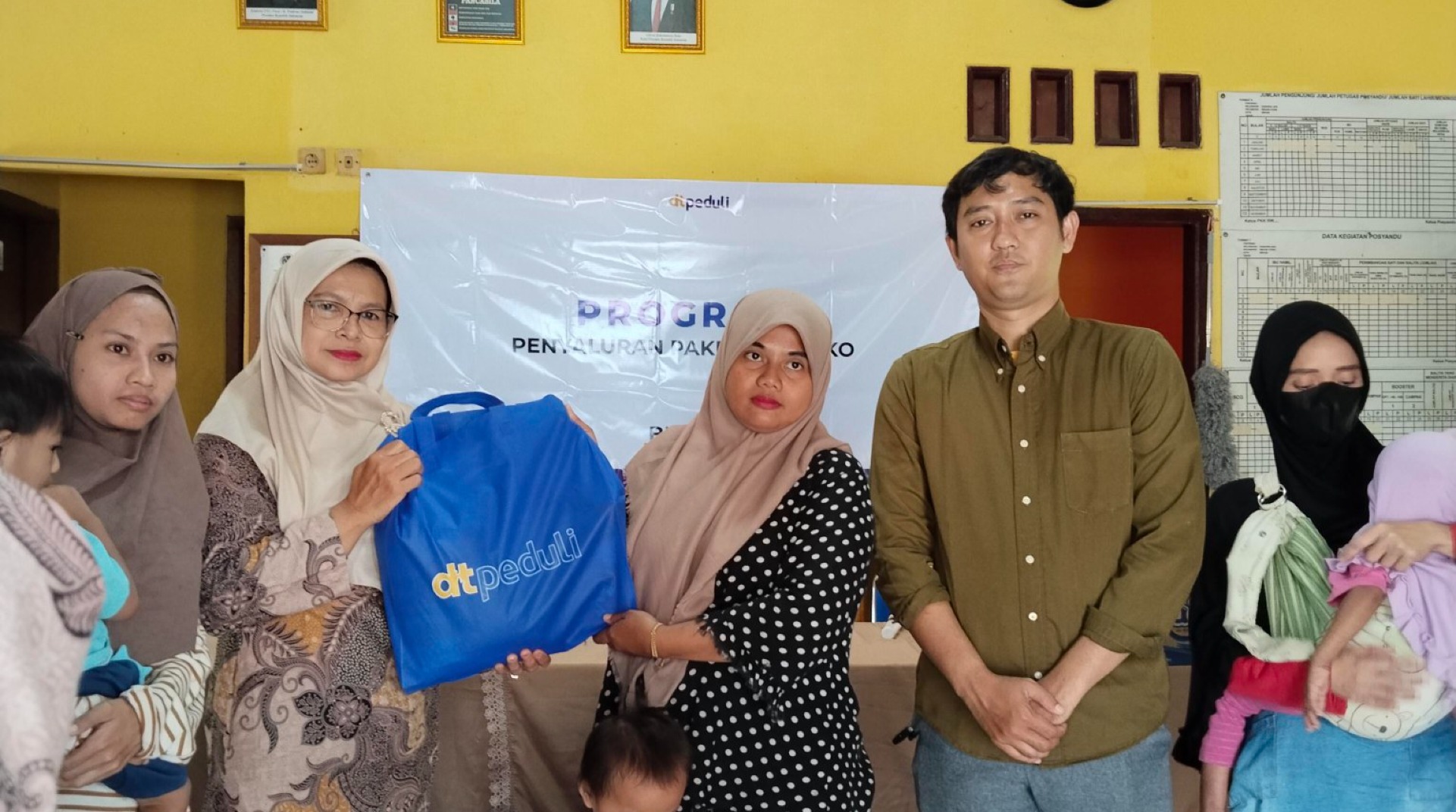 DT Peduli Bekasi Salurkan 20 Paket Sembako Fidyah kepada Warga Harapan Jaya