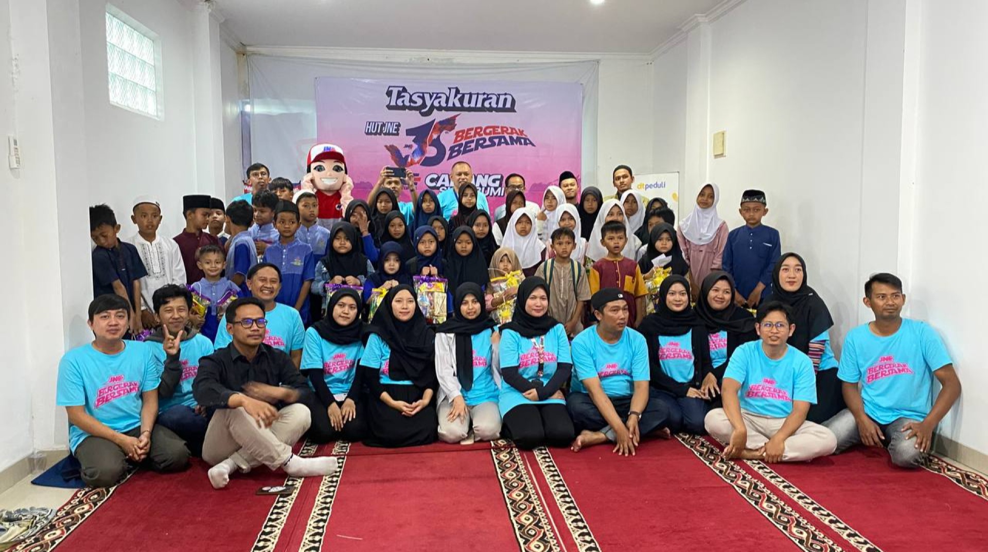 JNE Sukabumi Gandeng DT Peduli Sukabumi Santuni 71 Anak Yatim di Sukabumi