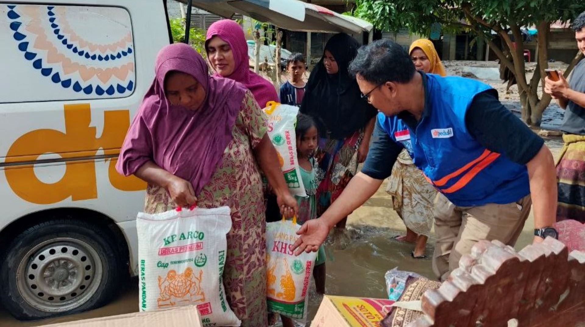 Rumah Rata dengan Tanah, DT Peduli Salurkan Bantuan Logistik Dukung Dapur Umum di Pidie Jaya 