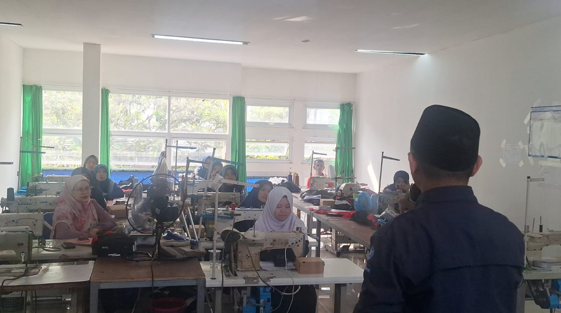 DT Peduli Bandung Bersama KOPMU DT Gelar Pelatihan Menjahit untuk Wujudkan Kemandirian Ekonomi Ummat 