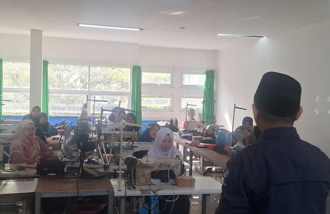 DT Peduli Bandung Bersama KOPMU DT Gelar Pelatihan Menjahit untuk Wujudkan Kemandirian Ekonomi Ummat 