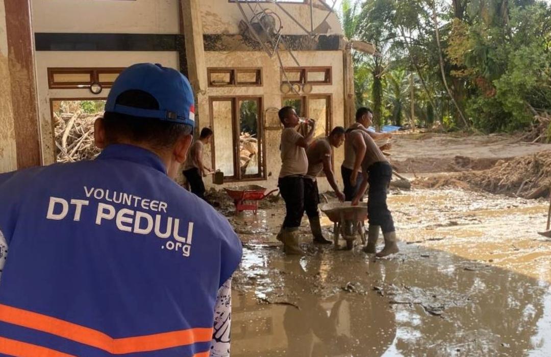 Banjir Bandang Tapanuli Selatan, DT Peduli Riau Siagakan Ambulans dan Bersihkan Masjid yang Rusak Parah Terdampak Lumpur 