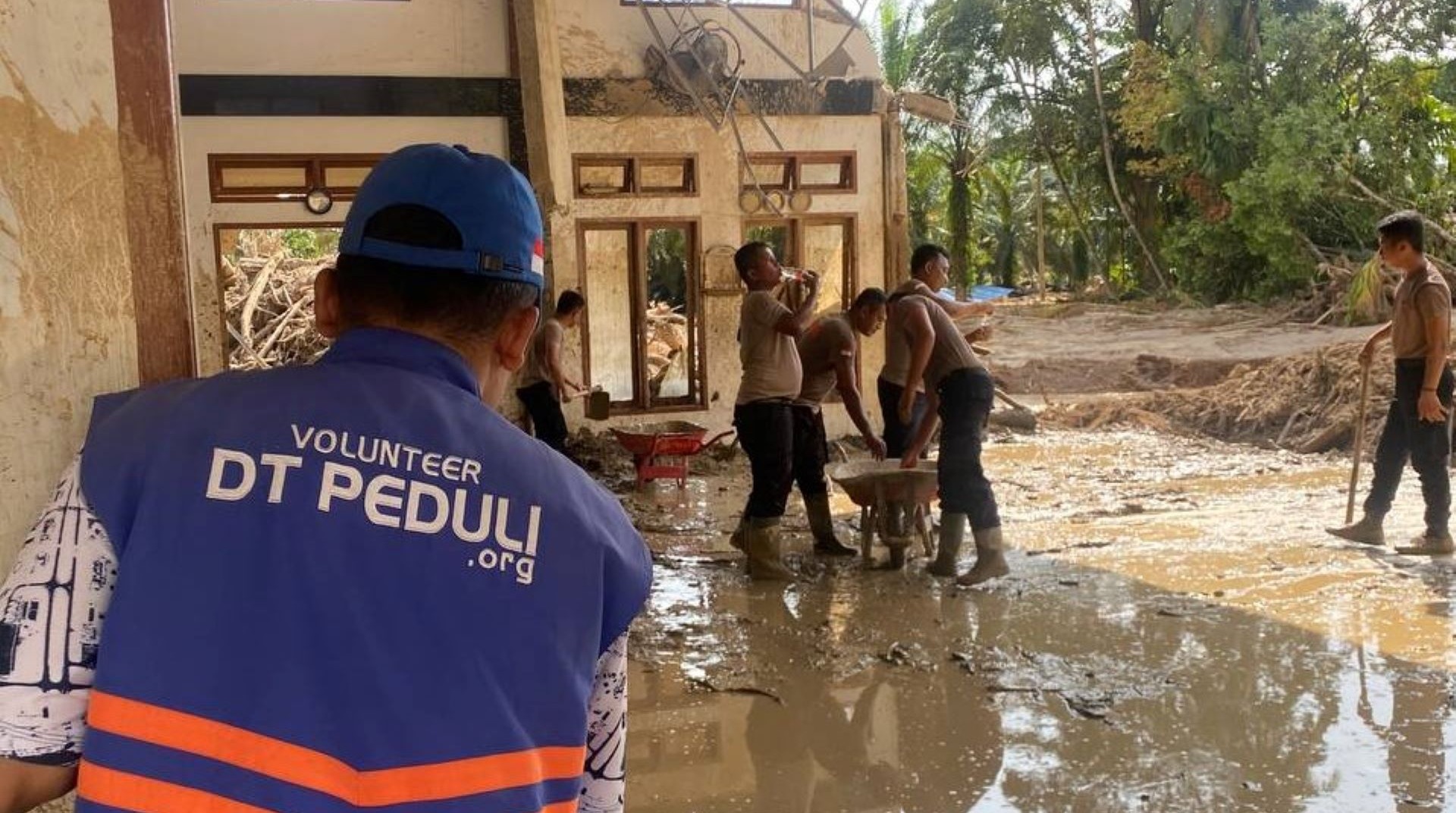 Banjir Bandang Tapanuli Selatan, DT Peduli Riau Siagakan Ambulans dan Bersihkan Masjid yang Rusak Parah Terdampak Lumpur 