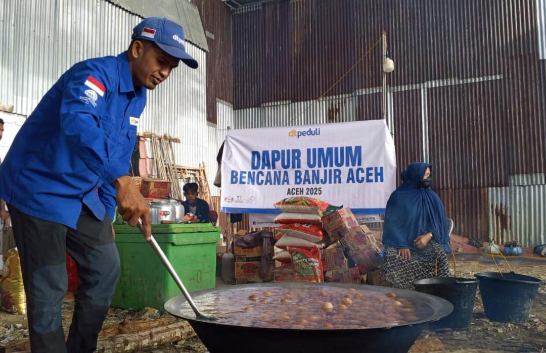 Hadapi Genangan dan Lumpur Tebal, DT Peduli Dirikan Dapur Umum untuk 921 KK Pengungsi Banjir di Pidie Jaya 