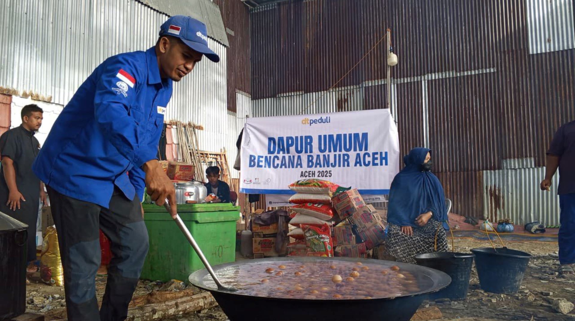 Hadapi Genangan dan Lumpur Tebal, DT Peduli Dirikan Dapur Umum untuk 921 KK Pengungsi Banjir di Pidie Jaya 